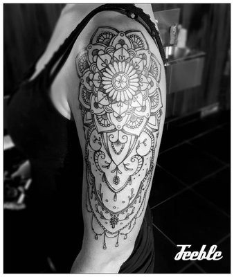 Tatouage mandala sur tout le haut du bras